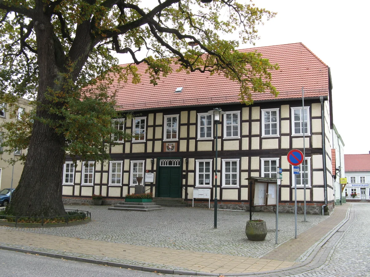Rathaus und Marktplatz in Putlitz
